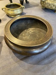 Een Chinese driepotige bronzen wierookbrander, Xuande merk, Kangxi/Qianlong