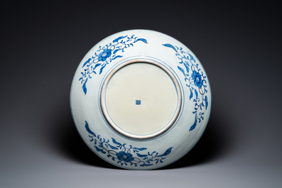 Grand plat exceptionnel en porcelaine Arita de Japon en bleu et blanc &agrave; d&eacute;cor de dragons, Meiji, 19&egrave;me