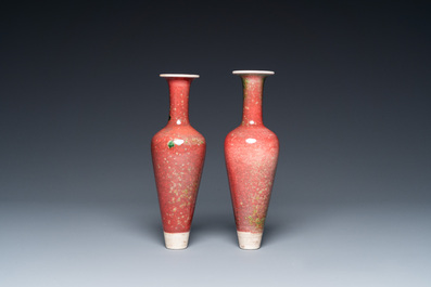 Paire de vases en porcelaine de Chine &agrave; &eacute;mail dit 'fleur de p&ecirc;che' sur socles en bois, marque de Kangxi, 19&egrave;me