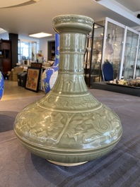 Vase de forme bouteille en porcelaine de Chine c&eacute;ladon monochrome &agrave; d&eacute;cor incis&eacute;, probablement Qianlong