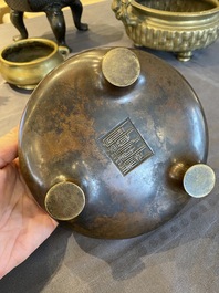 Een Chinese driepotige bronzen wierookbrander, Xuande merk, Kangxi/Qianlong