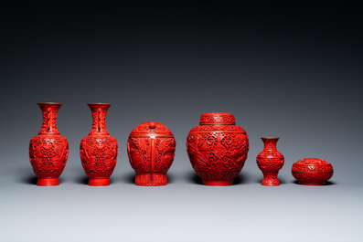 Zes Chinese stukken in rood lakwerk met Culturele Revolutie decor