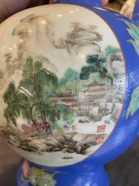 Paire de vases de forme bouteille en porcelaine de Chine famille rose &agrave; fond bleu, marque de He Xuren 何許人 en sceau, 20&egrave;me
