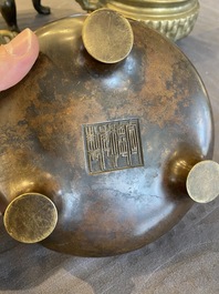 Een Chinese driepotige bronzen wierookbrander, Xuande merk, Kangxi/Qianlong