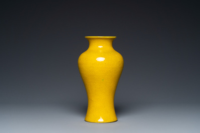 Deux vases et un bol en porcelaine de Chine en jaune monochrome, 20&egrave;me