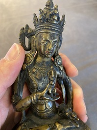 Een Sino-Tibetaanse bronzen Tara met vajra, 17e eeuw