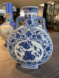 Vase de forme 'bianhu' &agrave; d&eacute;cor de p&ecirc;ches en porcelaine de Chine de style Ming, marque et &eacute;poque de Jiaqing