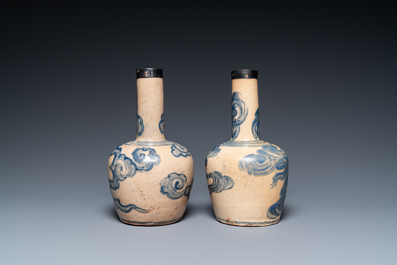 Paire de vases de formes bouteilles en gr&egrave;s &agrave; d&eacute;cor de nuages, Vietnam, 19&egrave;me