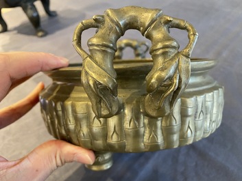 Een Vietnamese driepotige bronzen wierookbrander met bamboedecor, 19e eeuw