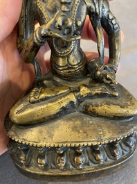 Een Sino-Tibetaanse bronzen Tara met vajra, 17e eeuw