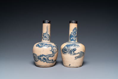 Paire de vases de formes bouteilles en gr&egrave;s &agrave; d&eacute;cor de nuages, Vietnam, 19&egrave;me