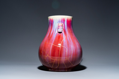Een Chinese 'hu' vaas met flamb&eacute;-glazuur met kintsugi herstellingen, Qianlong merk, 20e eeuw