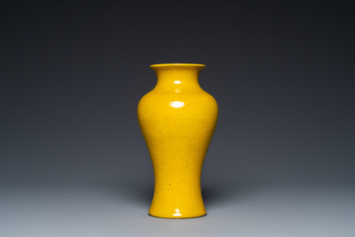 Deux vases et un bol en porcelaine de Chine en jaune monochrome, 20&egrave;me