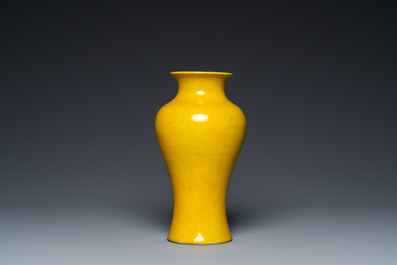 Deux vases et un bol en porcelaine de Chine en jaune monochrome, 20&egrave;me