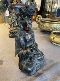 Een Sino-Tibetaanse gelakte en vergulde bronzen genezende Boeddha of Bhaishajyaguru, Ming