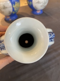 Een Chinese blauw-witte Ming-stijl 'bianhu' vaas met perziken, Jiaqing merk en periode