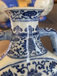 Een Chinese blauw-witte Ming-stijl 'bianhu' vaas met perziken, Jiaqing merk en periode