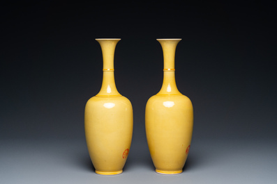 Paire de vases en porcelaine de Chine en jaune monochrome, marque de Kangxi, 20&egrave;me