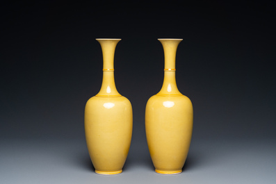 Paire de vases en porcelaine de Chine en jaune monochrome, marque de Kangxi, 20&egrave;me