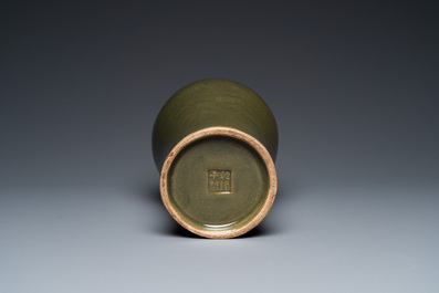 Een Chinese monochrome 'teadust'-geglazuurde 'meiping' vaas, Qianlong merk, 19/20e eeuw