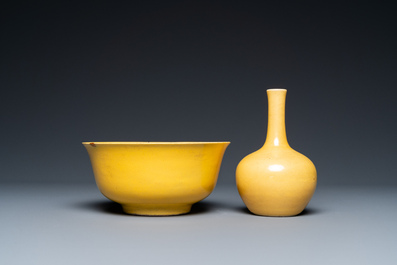 Deux vases et un bol en porcelaine de Chine en jaune monochrome, 20&egrave;me