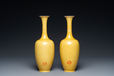 Paire de vases en porcelaine de Chine en jaune monochrome, marque de Kangxi, 20&egrave;me