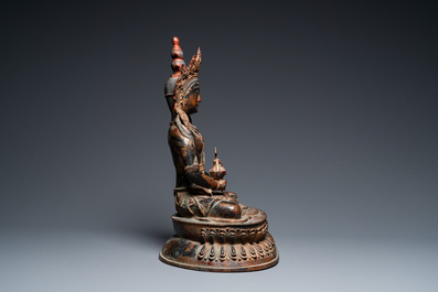 Een grote Chinese gelakte en vergulde bronzen Boeddha Amitayus, 18/19e eeuw