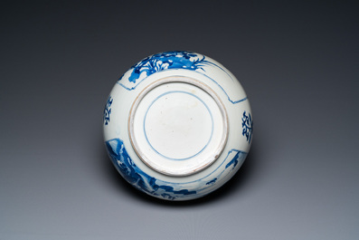 Een Chinese blauw-witte kom met figuren in een landschap, Kangxi