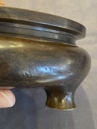 Een Chinese driepotige bronzen wierookbrander, Xuande merk, Kangxi/Qianlong