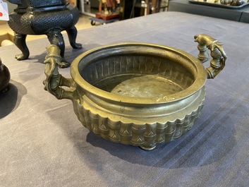 Een Vietnamese driepotige bronzen wierookbrander met bamboedecor, 19e eeuw