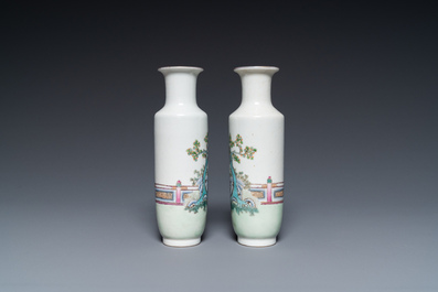 Paire de vases de forme rouleau en porcelaine de Chine famille rose, marque de Qianlong, R&eacute;publique