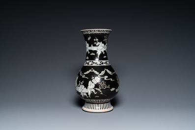 Vase en porcelaine de Chine famille noire &agrave; d&eacute;cor en grisaille et rouge de fer, 19&egrave;me