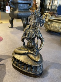 Een Sino-Tibetaanse bronzen Tara met vajra, 17e eeuw