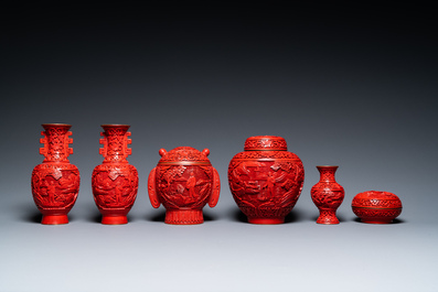 Zes Chinese stukken in rood lakwerk met Culturele Revolutie decor