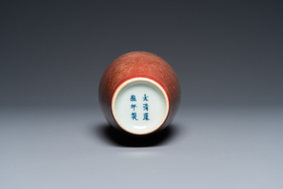 Vase de type 'sanxian ping' en porcelaine de Chine &agrave; &eacute;mail dite 'fleur de p&ecirc;cher', marque de Kangxi mais probablement post&eacute;rieur