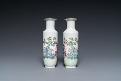 Paire de vases de forme rouleau en porcelaine de Chine famille rose, marque de Qianlong, R&eacute;publique