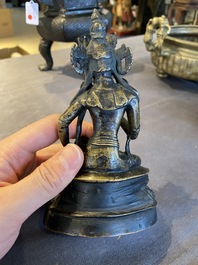 Een Sino-Tibetaanse bronzen Tara met vajra, 17e eeuw