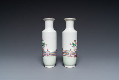 Paire de vases de forme rouleau en porcelaine de Chine famille rose, marque de Qianlong, R&eacute;publique