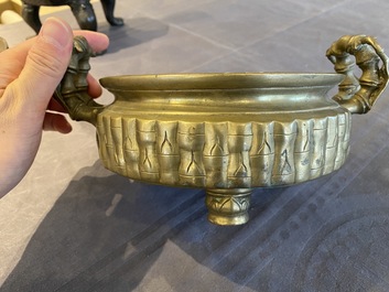 Een Vietnamese driepotige bronzen wierookbrander met bamboedecor, 19e eeuw