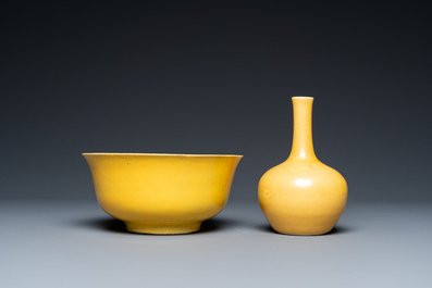 Deux vases et un bol en porcelaine de Chine en jaune monochrome, 20&egrave;me