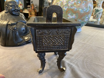 Een Chinese bronzen 'Fang Ding' wierookbrander, Ming