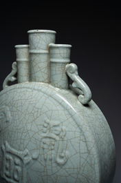 Een grote Chinese drie-tuitige ge-type 'bianhu' vaas met tao&iuml;stische emblemen, Yongzheng merk en mogelijk periode