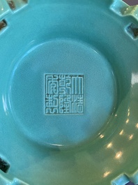 Vase en porcelaine de Chine en turquoise monochrome, marque de Qianlong, probablement R&eacute;publique