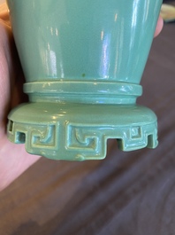 Vase en porcelaine de Chine en turquoise monochrome, marque de Qianlong, probablement R&eacute;publique