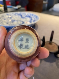 Een Chinees monochroom koperrood vaasje, Xuande merk, 19e eeuw