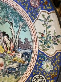 Twee Chinese Canton email borden met een Europese theesc&egrave;ne en een tuinsc&egrave;ne met dames en jongens, 18/19e eeuw