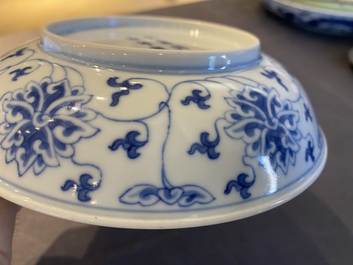 Coupe en porcelaine de Chine en bleu et blanc &agrave; d&eacute;cor de lotus, marque et probablement &eacute;poque de Tongzhi