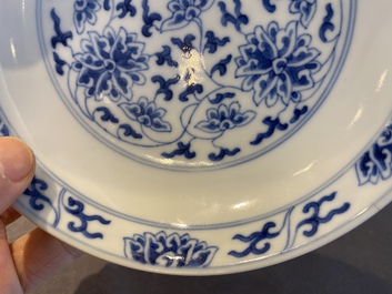 Een Chinees blauw-wit 'lotus' bordje, Tongzhi merk en wellicht periode