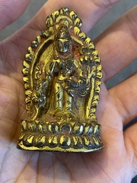 Bouddha miniature en bronze dor&eacute; et laqu&eacute;, Tibet ou N&eacute;pal, 15/16&egrave;me