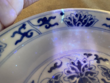 Een Chinees blauw-wit 'lotus' bordje, Tongzhi merk en wellicht periode